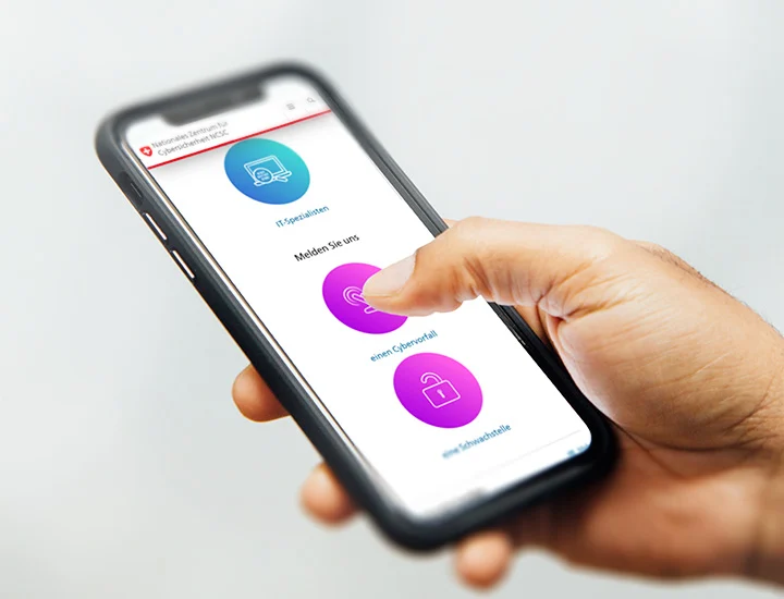 Smartphone mit Screenshot des Formulars vom NCSC